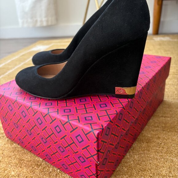 Tory Burch Black Suede Astoria Wedge - Picture 9 of 14